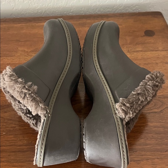 Crocs Women's Size 8 Cobbler Eva Faux Fur Lined Clogs Platform Taupe - Picture 7 of 10